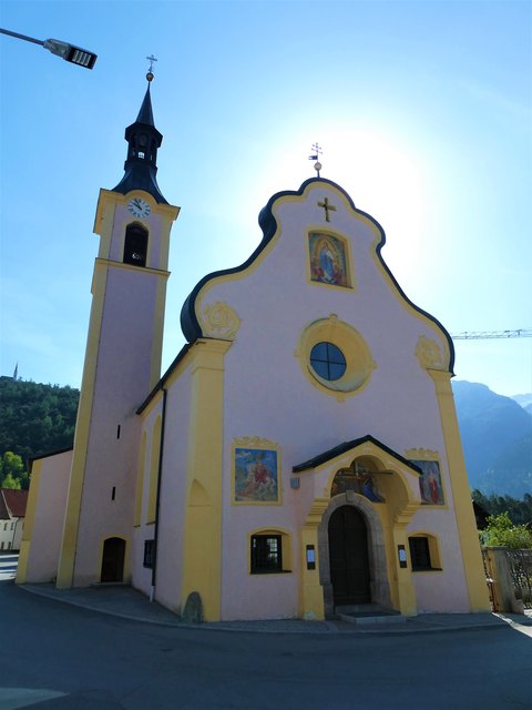 Bei der schönen Pfarrkirche von Mötz startet diese Wanderung. Zuvor lohnt sich aber ein Abstecher in den barocken Bau, der "Unserer Lieben Frau Maria Schnee" geweiht ist