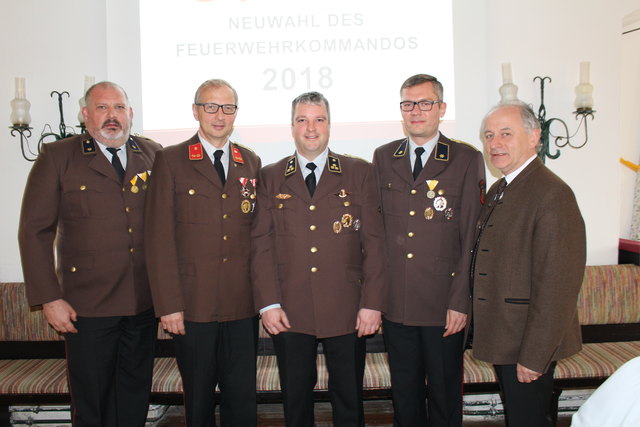von links: Gerald Murauer (Schriftführer), Georg Schießl (Kommandant Stellvertreter), Kommandant Martin Danninger, Josef Saletmaier (Kassier) und Bürgermeister Josef Schöppl