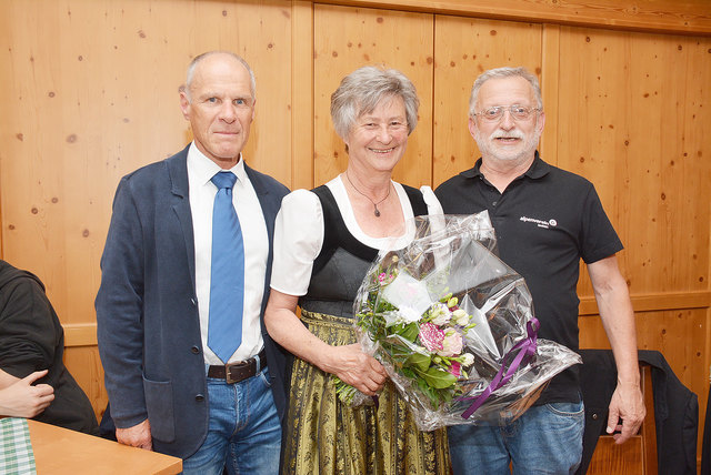 Dank an Renate Käfer für ihr langjähriges Engagement im Alpenverein durch Wolfgang Flaggl und Max Becke (re.).