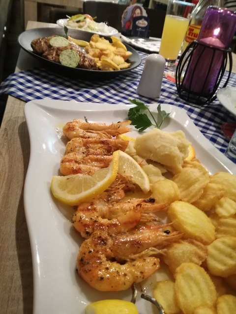 Der Scampispieß kommt direkt vom Grill, genau wie Grillsteak mit Kräuterbutter-Dopping.