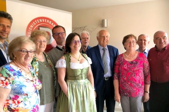 Frühlingsfest PVÖ Velm-Götzendorf (von links: NR. Rudolf Plessl, LAbg.a.D. Christine Krammer, Lotte Sivec, Bürgermeister Gerald Haasmüller mit Begleitung, Obmann Anton Krammer, LAbg.a.D. Herbert Sivec, Elfriede Loibl mit Gatten, Johann Hailzl.