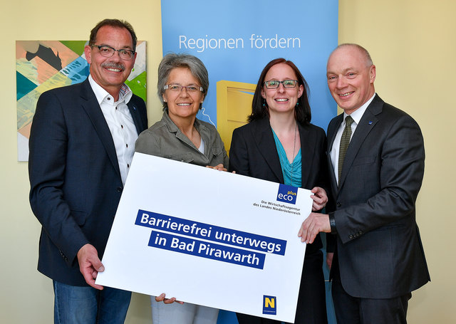 Bürgermeister Kurt Jantschitsch, Wirtschafts- und Tourismuslandesrätin Petra Bohuslav, Christine Friedl, Geschäftsführerin der LEADER Region Weinviertel Ost, ecoplus Geschäftsführer Helmut Miernicki