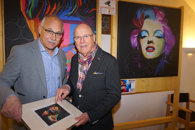 Maler Heinz Tischer und Bürgermeister Günther Mitterer bei der Vernissage. | Foto: Stadtgemeinde/Köhler