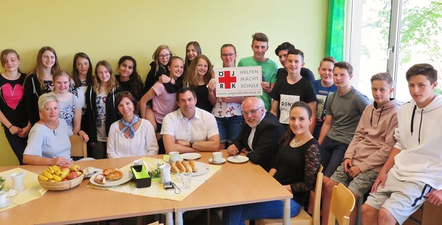 St. Martiner Schüler mit Ehrengästen: EH-Lehrbeauftragte der NMS St. Martin Elfriede Berger, Petra Brenner-Pröller als Bildungsbeauftragte des JRK-Landesverband OÖ, Alois Pfleger vom RK-Rohrbach, PSI Markus Gusenleitner und von dem Sponsor SMW Daniela Eckerstorfer. | Foto: Foto: Spenlingwimmer