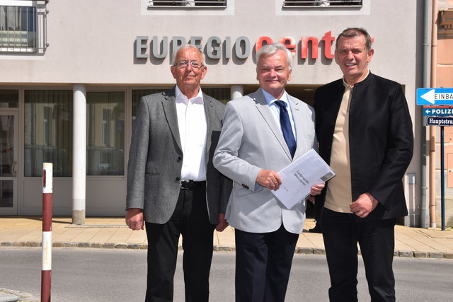 Männer der ersten Stunde: Bürgermeister a.D. Johann Hofstätter, Landtagspräsident a.D. Herbert Nowohradsky und der 1. Weinviertel Manager Hermann Hansy.