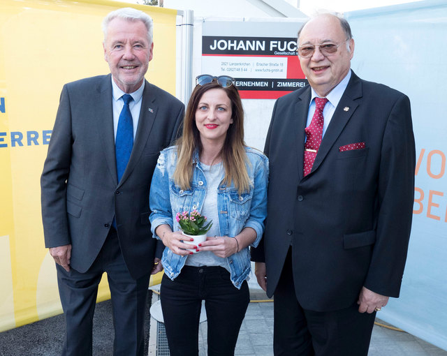 Bürgermeister Klaus Schneeberger, Kathrin Krejci und Abg. z. NR Otto Pendl bei der Schlüsselübergabe in der Stadlgasse.