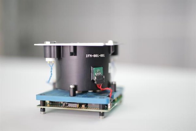 Der von FOTEC entwickelte IFM Nano Thruster, wie er erstmals im Weltraum in Betrieb genommen wurde und künftig von ENPULSION in Serie produziert wird.