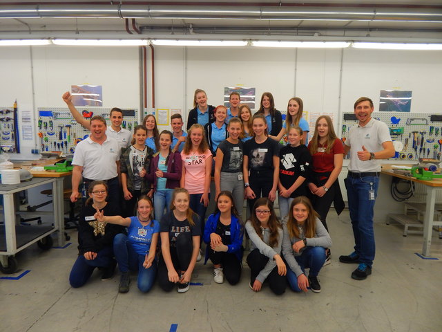 Gemeinsam mit dem FACC Future Team sammelten die 13 Schülerinnen erste Erfahrungen in Kunststoffbearbeitung, Bohren, Nieten oder CAD Konstruktion.
