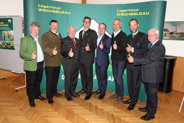 Daumen hoch für das Lagerhaus Wechselgau: Obmann Josef Haas, AR-Vorsitzender Konrad Schützenhöfer und GF Hermann Klapf im Kreis der Ehrengäste, an der Spitze Landtagsabgeordneter Hubert Lang.
