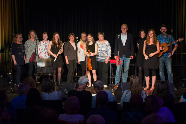 im Bild von li. nach re.: Karin Meyer-Anibas, Maria Zehetgruber, Gerlinde Pfeffer, Katrin Fletzberger, Maria Böhm-Vrana, Michaela Hofmann, Marlene Peterlechner, Melitta Wührer, Franz Preiß, Sylvia Gutmann, Maria Elsigan, Andreas Neumeister