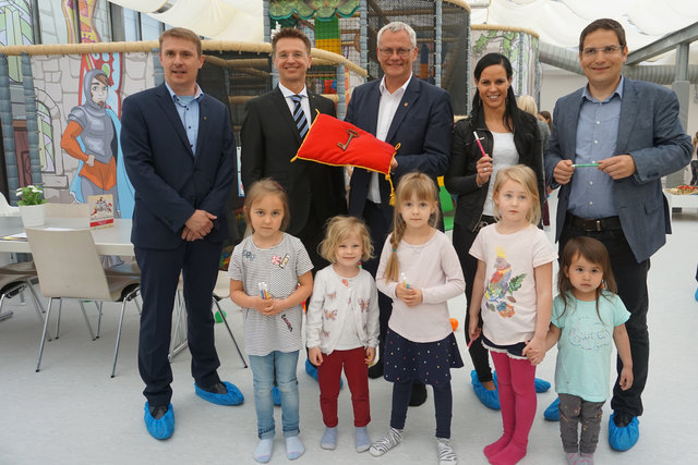 Gemeinsam mit den Sponsoren übergab Bgm. Thomas Steiner am 26. April den Indoorspielplatz an die Kinder