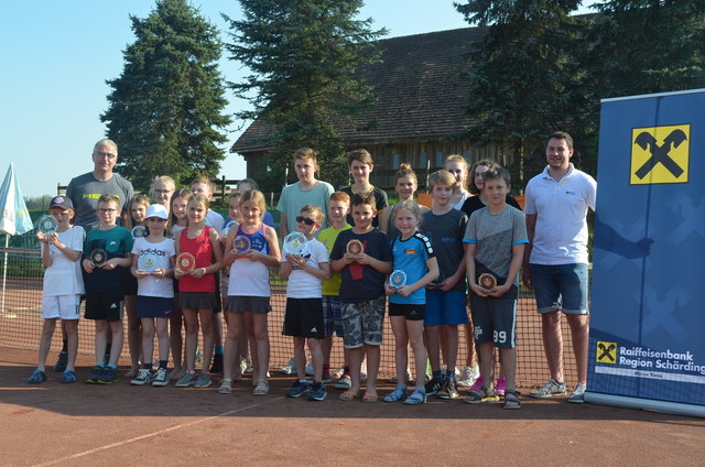 Die Sieger des ersten Tennis-Turniers des Raiffeisen Jugendcups Region West.