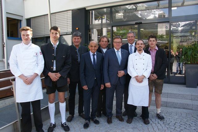 Tobias Unterrainer, Matthias Dorigatti, Dir. Josef Gstrein (LLA Imst), Lehrlingskoordinator Roland Teissl, Seppl Haueis, LH Günther Platter, Dir. Günther Schwazer (TFBS Landeck), Gregor Pedevilla und Daniel Rott (v.l.).