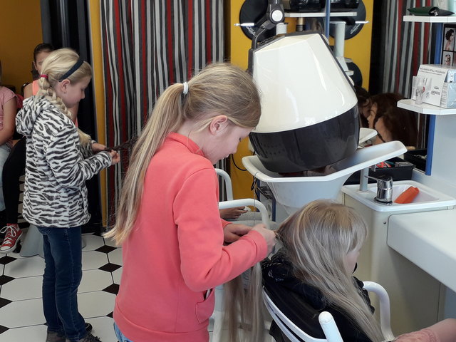 Die Firma Frisör Schwarz besuchten Schüler der Volksschule Großmürbisch. | Foto: WK