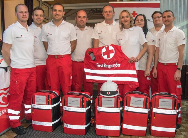Die neun First-Responders im Gemeindegebiet Rechberg mit ihren neuen Notfallrucksäcken.