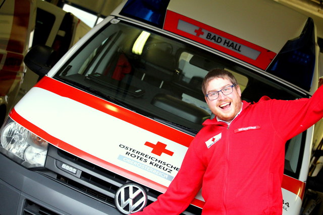 Christof im Rettungsdienst beim täglichen Fahrzeugcheck | Foto: OÖRK/Sabrina Grillmayr