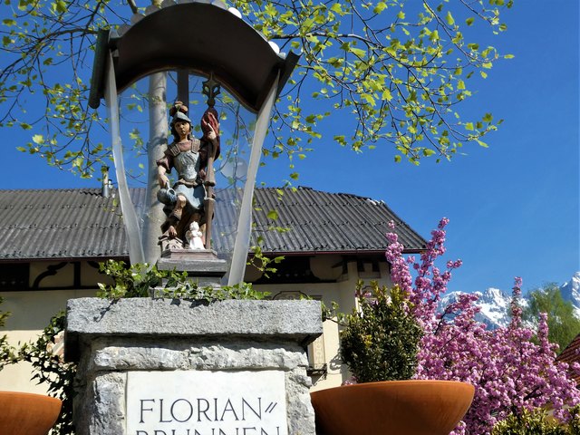 Der bunt umrahmte Brunnen im Ortszentrum