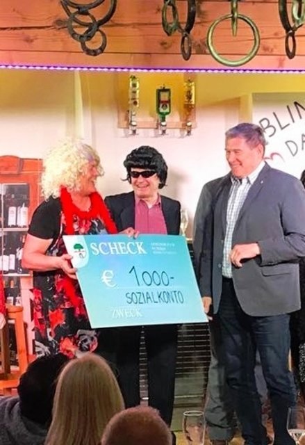 Obfrau Annemarie Holztrattner übergibt den Scheck.