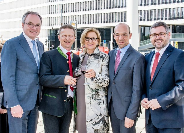 „Maibaumaufstellen Winzer“ v.l.n.r.: Landeshauptfraustellvertreter Stephan Pernkopf, Winzer Josef Weiss aus Lengenfeld, Landeshauptfrau Johanna Mikl-Leitner, Bürgermeister Franz Huber, Landesrat Ludwig Schlerizko