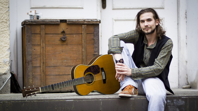 Chris May, ein ehemaliger Schüler von Peter Ratzenbeck, ist Fingerstyle-Gitarrist und Singer-Songwriter aus Salzburg. Er zeigt der Schulklasse, wie die Instrumente funktionieren.