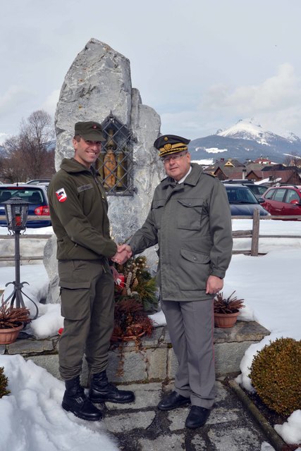 Bei der Verabschiedung: Major Lüftenegger und Brigadier Hufler. | Foto: Herbert Trattner