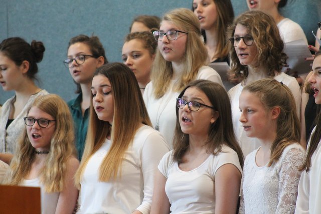 Der Schulchor des BORG Perg lieferte beim Festakt im Schul-Turnsaal am Freitag Gesangs-Einlagen.