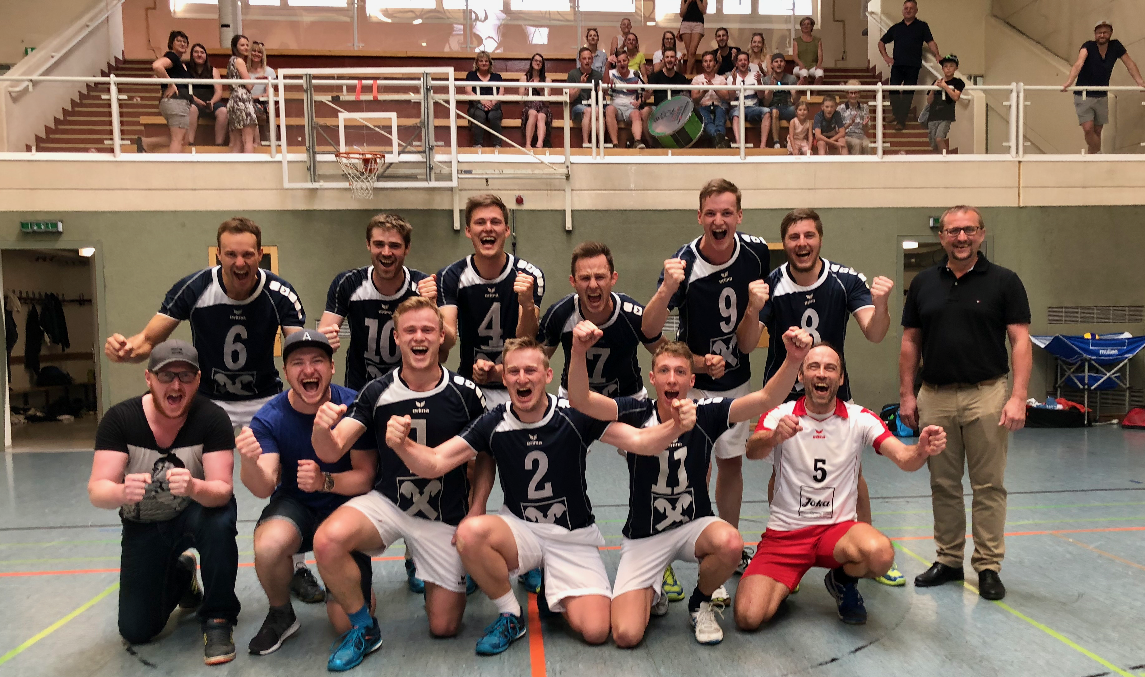 Das Esternberger Volleyball Herrenteam krönte sich abermals zum Landesmeister – auch dank zu spät kommender Fans.