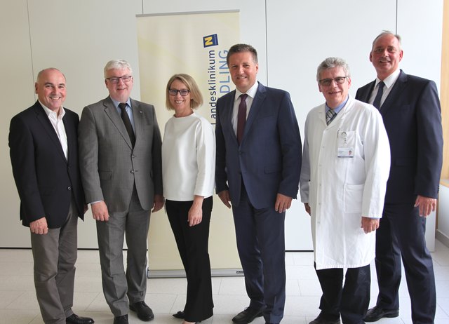 v.l.n.r.: Prim. Univ. Doz. Dr. Johann Pidlich, Ärztlicher Direktor; Mag. Viktor Benzia, Regionalmanager Thermenregion; Mag. Katja Sacher, stv. Pflegedirektorin; Mag. Markus Zemanek, MBA, MAS, Kaufmännischer Direktor; Prim. Dr. Burghard Plainer, stv. Ärztlicher Direktor; Dipl. KH-BW Nikolaus Jorda, stv. Kaufmännischer Direktor;