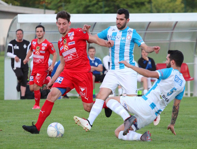 Doppel-Torschütze Stefan Sammer (2.v.r.) und seiner Bruder Michael unterbinden mit gemeinsamen Kräften einen Mondseer Angriff durch Michael Eberl.