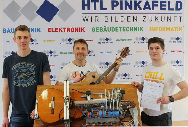 Tobias Lindau, Prof. Harald Stipsits und Thomas Kager mit dem "Guitar Hero"