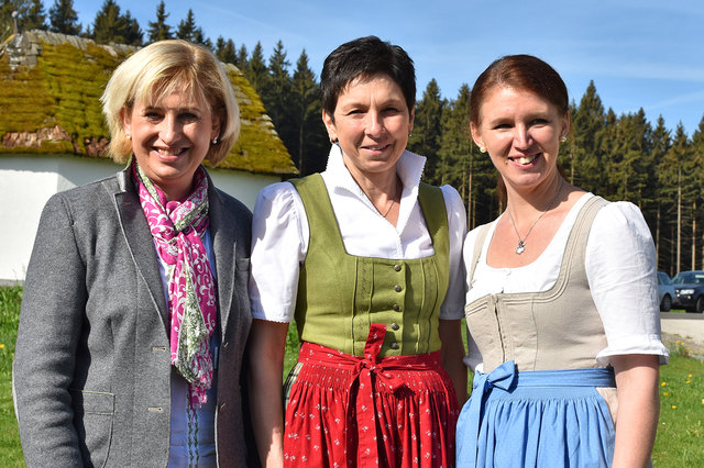 Bezirksbäuerin Elfriede Schachinger, Bundesbäuerin Andrea Schwarzmann und Organisatorin Landtagsabgeordnete Michaela Langer-Weninger (v.l.). | Foto: Thomas Großruck