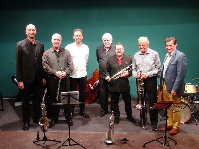 "International-Allstars" in der Alten Klosterschule in Gamlitz: (v.l.) Olaf Polziehn, Charles Haynes, Morten Rasmsbol, Manfred Josel, Jim Rotondi und Rudi Josel mit dem Gamlitzer Kulturgenuss-Reigen Organisator Franz Schober.