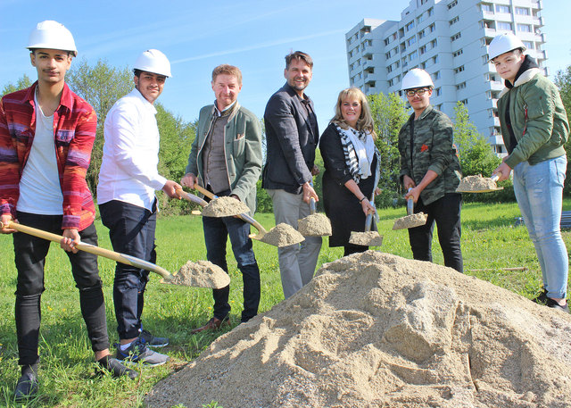 Freuen sich mit den Jugendlichen über den nun startenden Bau des Jugendbüros Noitzmühle: Vizebürgermeister Gerhard Kroiß, Stadtrat Peter Lehner und Vizebürgermeisterin Silvia Huber (3., 4. und 5.v.l.). | Foto: Stadt Wels