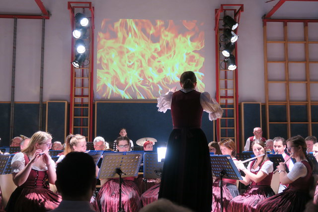 Der Musikverein heizte dem Publikum so richtig ein.
