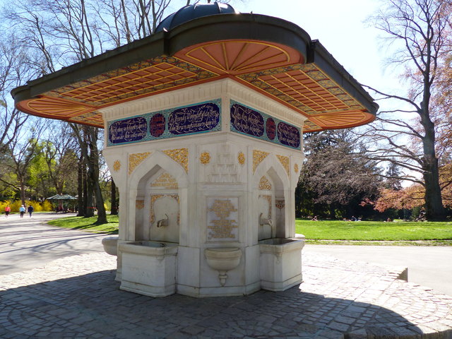 Errichtet im Gedenken an den türkischen Volksdichter Yunus Emre
Zur Festigung der guten Beziehungen zwischen der Türkei und Österreich
4,2 Meter hoch und 2,4 Meter breiter Brunnen im türkisch-osmanischen Stil