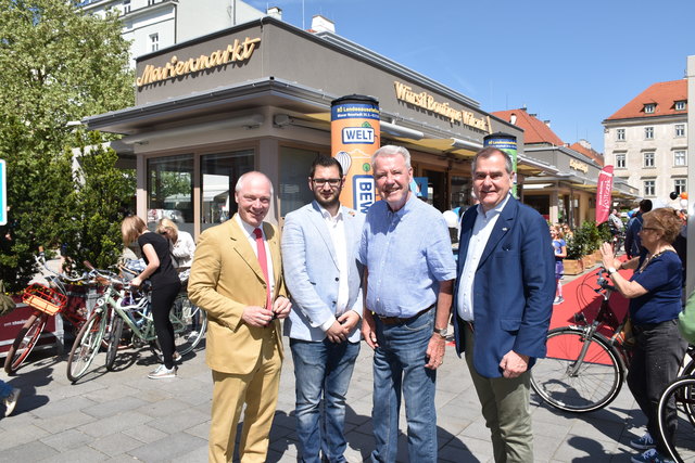 Mag. Helmut Miernicki (Geschäftsführer Wirtschaftsagentur ecoplus), Stadtrat Philipp Gerstenmayer, Bürgermeister Mag. Klaus Schneeberger und Stadtrat DI Franz Dinhobl feierten den 1. Geburtstag des Wiener Neustädter Marienmarktes.