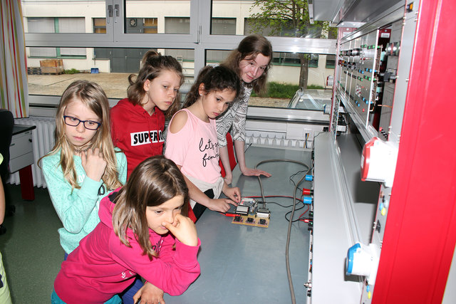 Volksschülerinnen aus Pinkafeld und Grafenschachen besuchten die HTL Pinkafeld