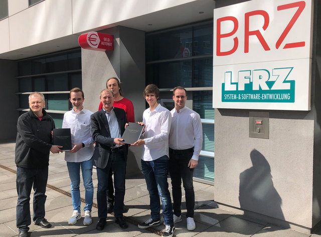 Mag. Harald Hahn (LFRZ), Maximilian Schoditsch, DI Gerold Pesendorfer (LFRZ), Peter Pichler (LFRZ), Johannes Felzmann und Rene Glavanovits (v.l.) bei der Projektübergabe in Wien