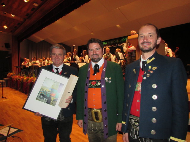 Ein kleines Dankeschön gab es von den Landeckern für die Haller: Obmann Peter Vöhl (mi) mit Obmann Gerhard Eckstein (li) und dem musikalischen Leiter Otto Hornek (re).