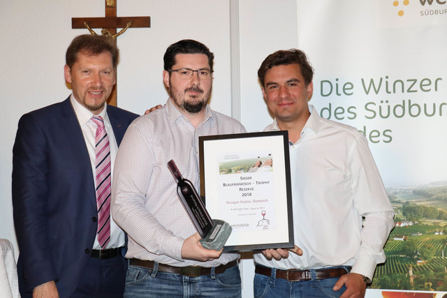 Weinidylle-Obmann Thomas Schreiner gratulierte gemeinsam mit Blaufränkisch-Sieger Christoph Wachter (re.) dem "König der Reserve-Weine" Rainer Stubits (Mitte). | Foto: Herbert Eberhardt