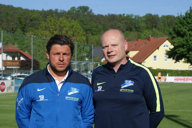 Chefcoach Niki Nimmervoll mit Sektionsleiter Arnold Rockenschaub im Gespräch mit der BezirksRundschau.