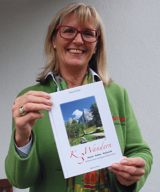 Gaby Schuler präsentiert ihr Erstlingswerk „K3-Wandern“.