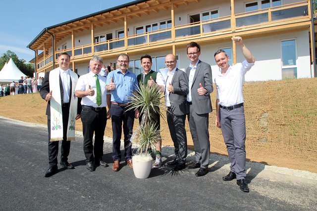 LAbg. Hubert Lang, Bgm. Johann Weiglhofer und Kaplan Gregor Poltorak mit den Nutzern des neuen Büro- und Gewerbegebäudes.