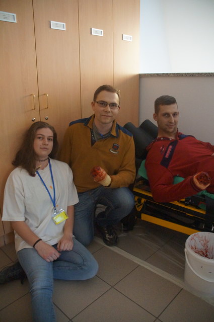 In der Station Triage wurden professionell geschminkte Patientendarstellerinnen und -darsteller von den Sanitäterinnen und Sanitätern begutachtet und, je nach Schweregrad der Verletzungen, in vier Behandlungsgruppen eingeteilt.