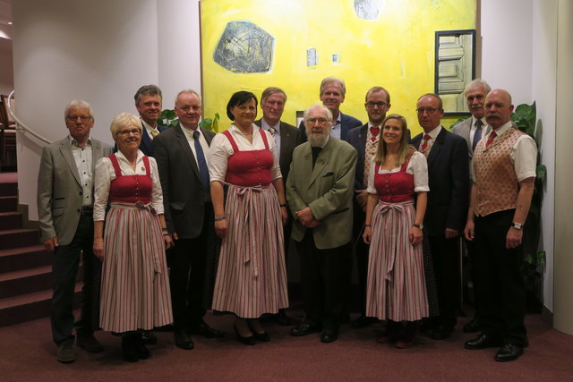 Ehrengäste gratulierten zu den beiden gelungenen Konzertabenden „Kino für’s Ohr“ des Musikvereins C.M. Ziehrer Zwettl: StR Josef Zlabinger, Martha Ernst, Obmann der BAG Zwettl Martin Hausleitner, Vizebürgermeister Johannes Prinz, Obfrau StR Andrea Wiesmüller, Bürgermeister Herbert Prinz, Franz Kaiser, Obfrau-Stellvertreter Karl Schwarz, Kapellmeister Herbert Grulich, Verena Messerer, Obfrau-Stellvertreter Harald Hauer, KR Dir. Gerhard Preis und Ehrenkapellmeister Dir. Josef Paukner (v.l.).