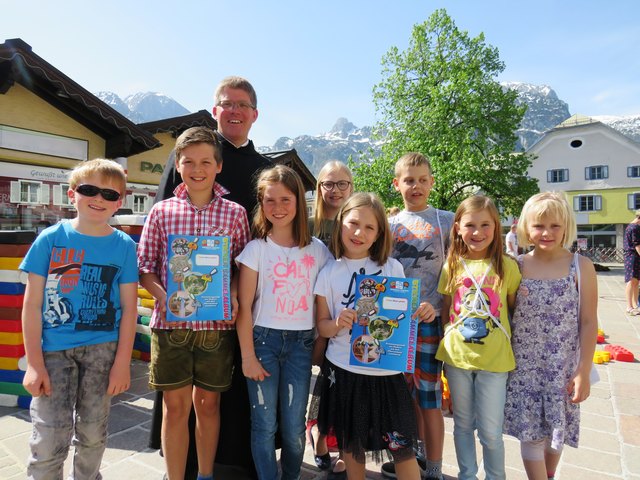 P. Virgil Steindlmüller mit Jungschar-Kindern, die das Album gemeinsam gestaltet haben.