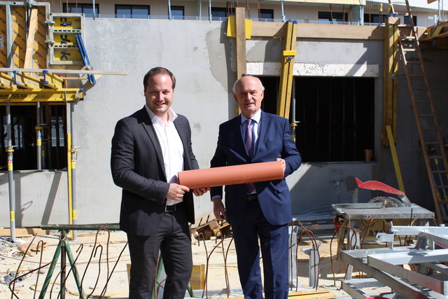 Besichtigung der Bezirkschefs: Daniel Resch (li.) und Adi Tiller kontrollierten den Baufortschritt in der Grinzinger Allee 6.