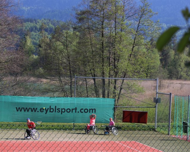 dass man für Behindertensportler das Netz doppelt so hoch spannt als normal ...