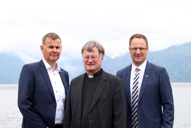 WKO Gmunden-Leiter Robert Oberfrank, Diözesanbischof Manfred Scheuer und WKO-Obmann Martin Ettinger. | Foto: Diözese/Appenzeller