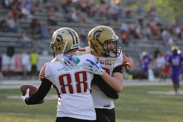 In Feierlaune! Der Brucker Bernhard Ruscher jubelt mit WR Kollegen Daniel Novak über dessen TD